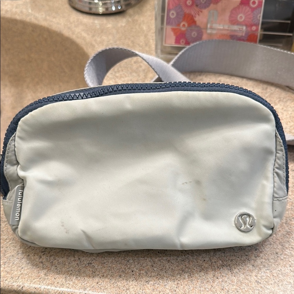 Lululemon Athletica Gray Belt Bag with Sleek Design